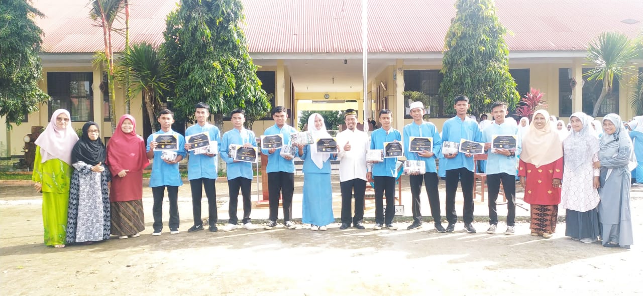 Pembagian Sertifikat dan Hadiah dari Lomba Kebersihan Kelas