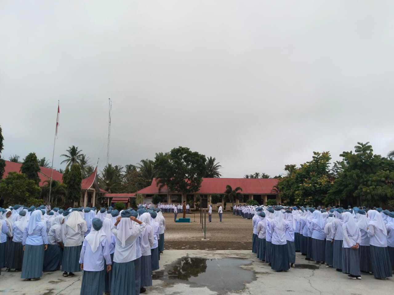 Upacara Bendera Oleh Osis dan MPK