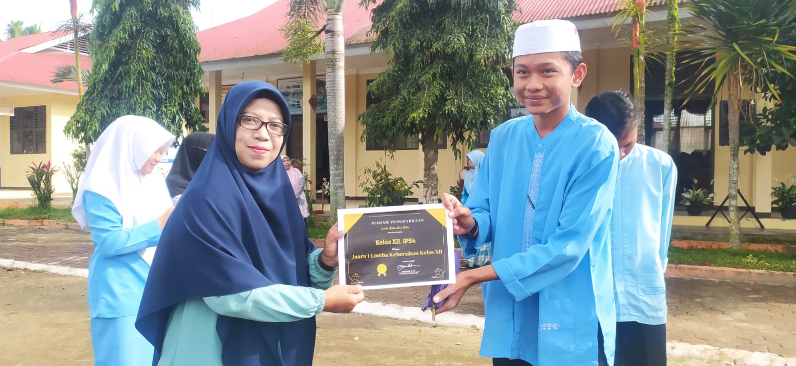 Pembagian Sertifikat dan Hadiah dari Lomba Kebersihan Kelas