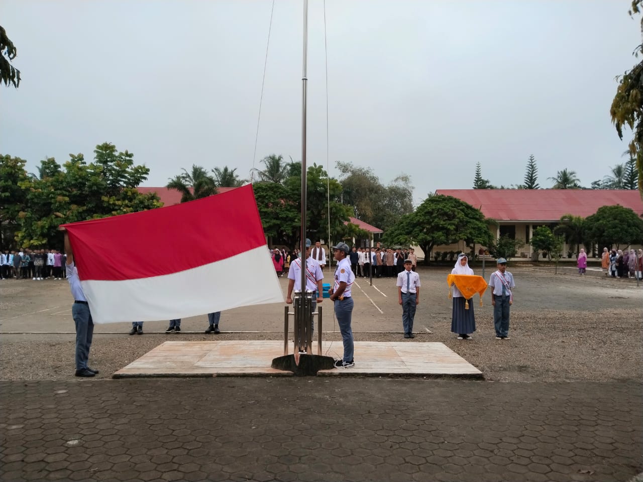 Upacara Bendera Oleh Osis dan MPK