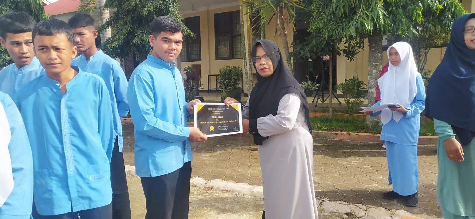 Pembagian Sertifikat dan Hadiah dari Lomba Kebersihan Kelas