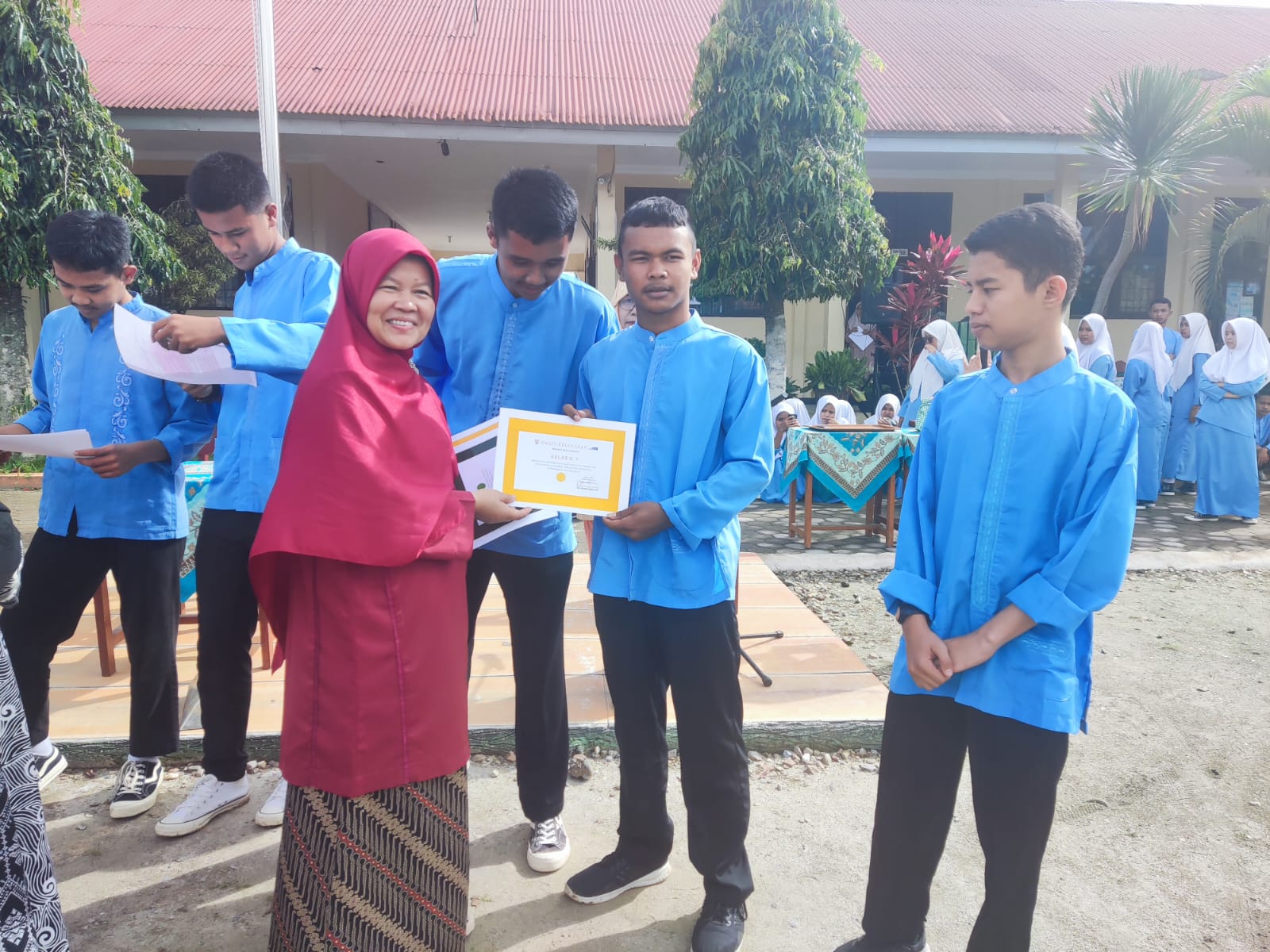 Pembagian Sertifikat dan Hadiah dari Lomba Kebersihan Kelas