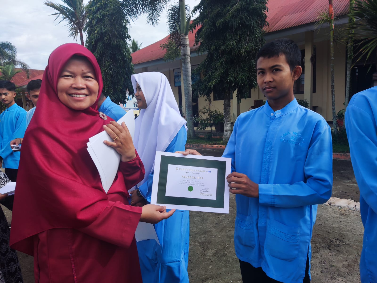 Pembagian Sertifikat dan Hadiah dari Lomba Kebersihan Kelas