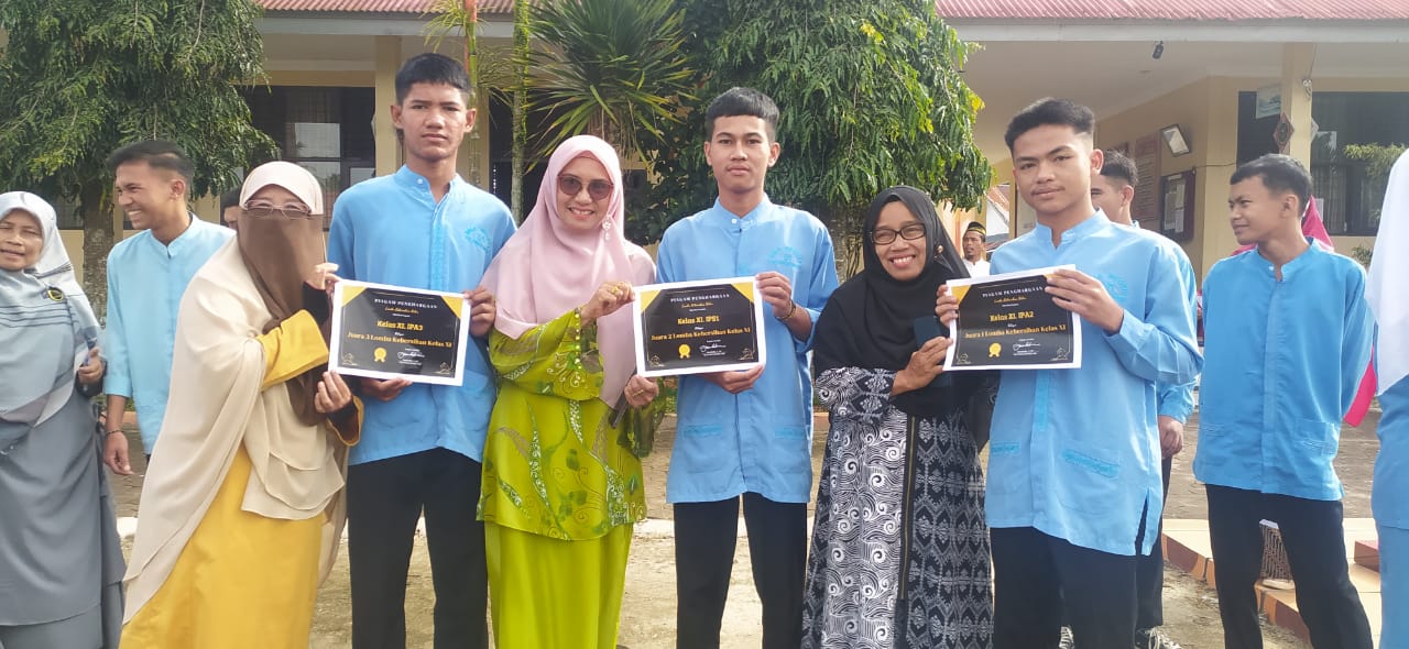 Pembagian Sertifikat dan Hadiah dari Lomba Kebersihan Kelas