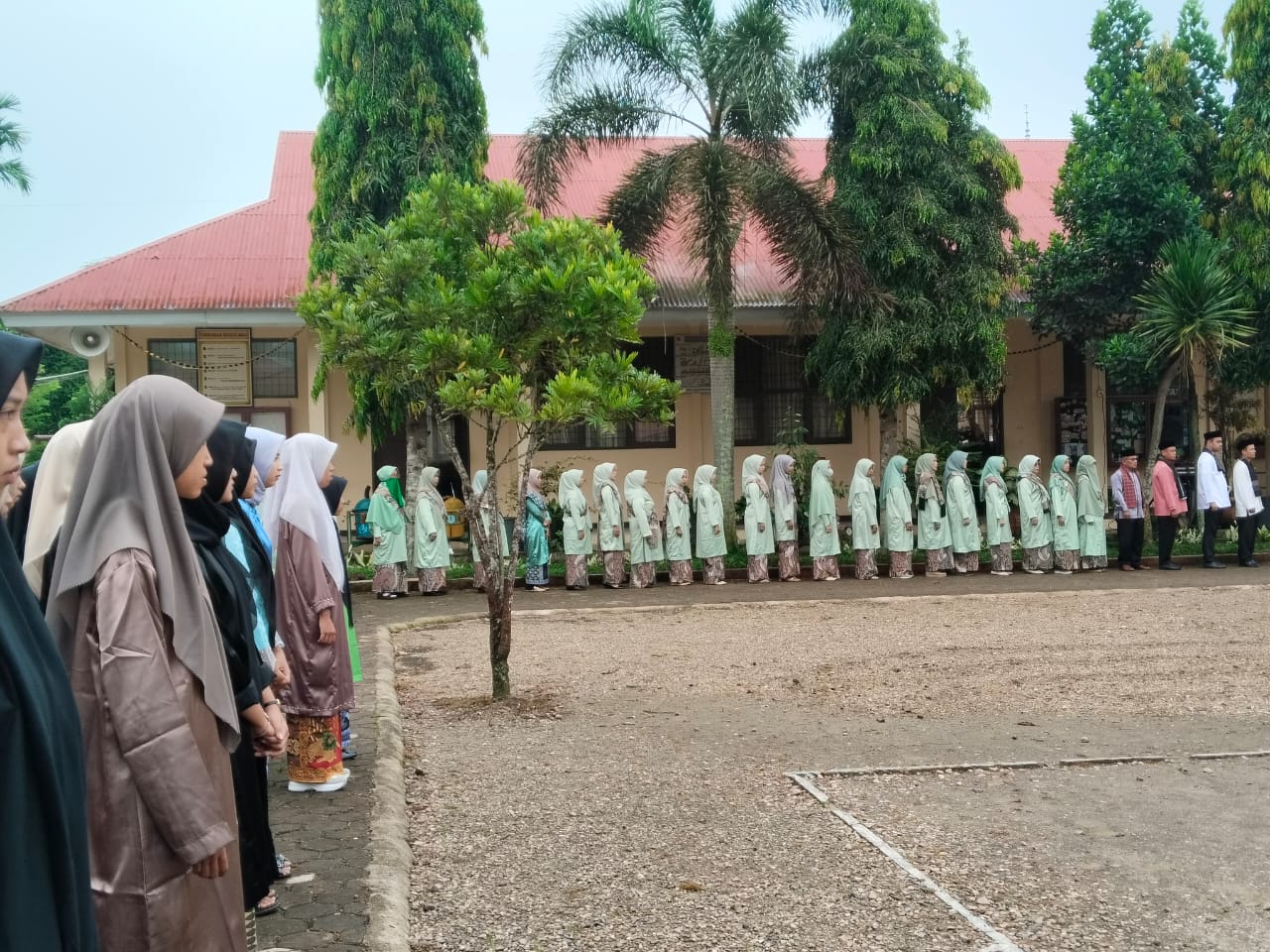 Upacara Bendera Oleh Osis dan MPK